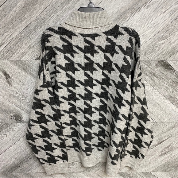 Vince Camuto | Cozy Houndstooth Turtleneck Sweater - Picture 5 of 8